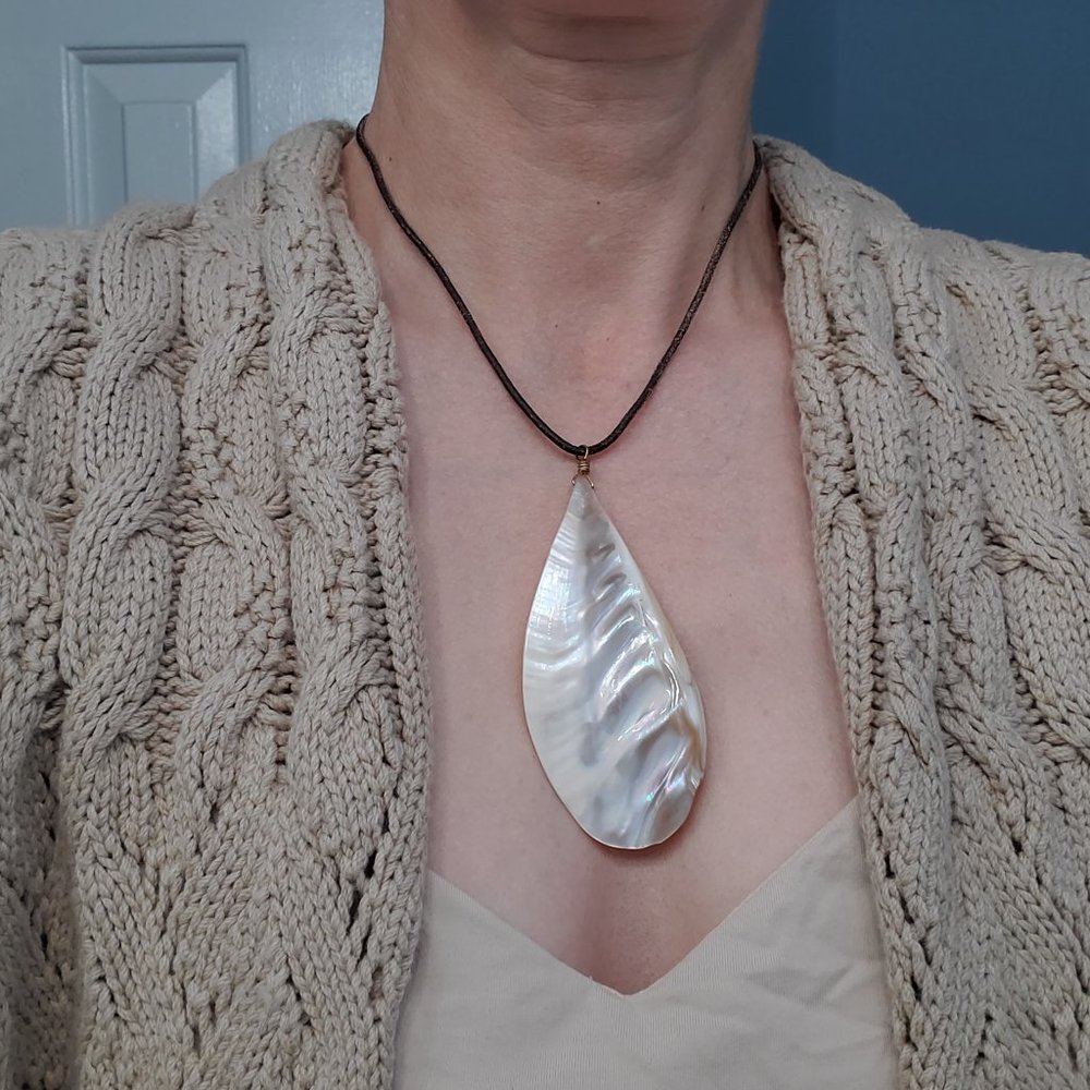 Shell pendant necklace